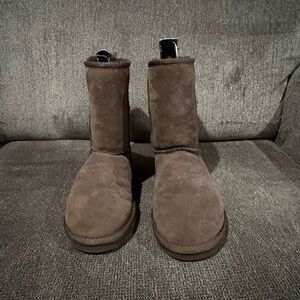 UGG Classic Short Boots – Chocolate
